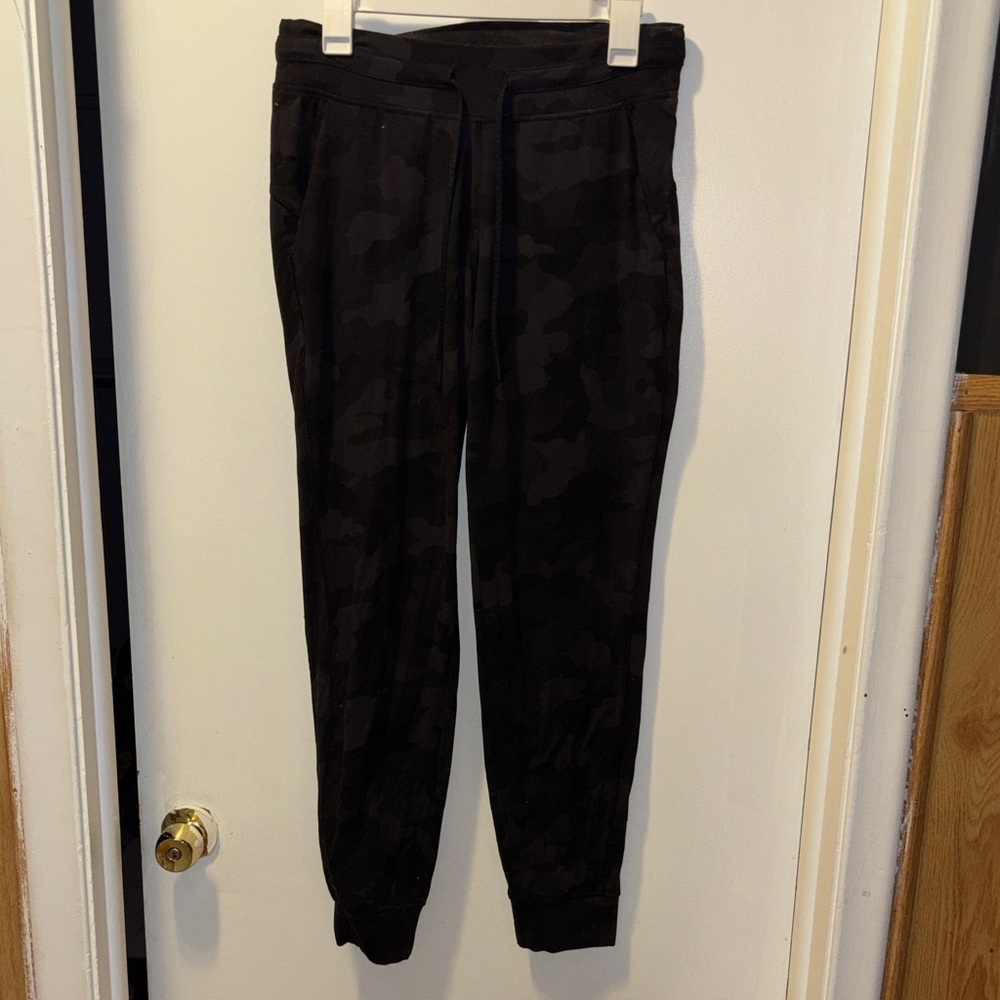 Lululemon women’s Ready to Rulu Heritage 365 Camo Deep Coal Multi Joggers Size 8